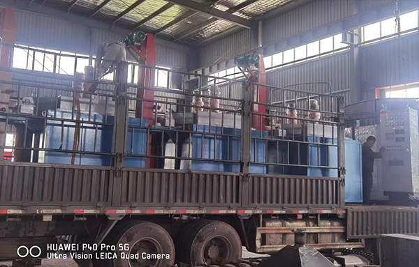 浙江溫嶺工量工具絲錐工具鋼長方形熱處理爐裝車發(fā)貨工業(yè)